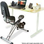bicicleta reclinable plegable Exerpeutic 400XL Iron Man junto a una mesa