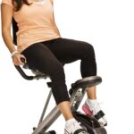 persona usando la bicicleta reclinable plegable Exerpeutic 400XL Iron Man