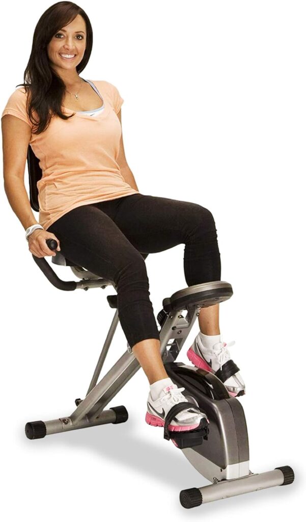 persona usando la bicicleta reclinable plegable Exerpeutic 400XL Iron Man