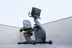 Bicicletas estáticas en una zona de entrenamiento moderna