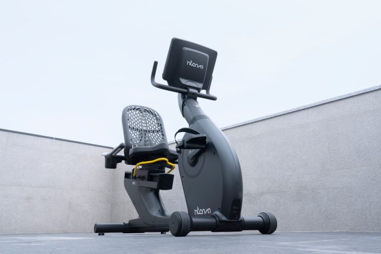 Bicicletas estáticas en una zona de entrenamiento moderna